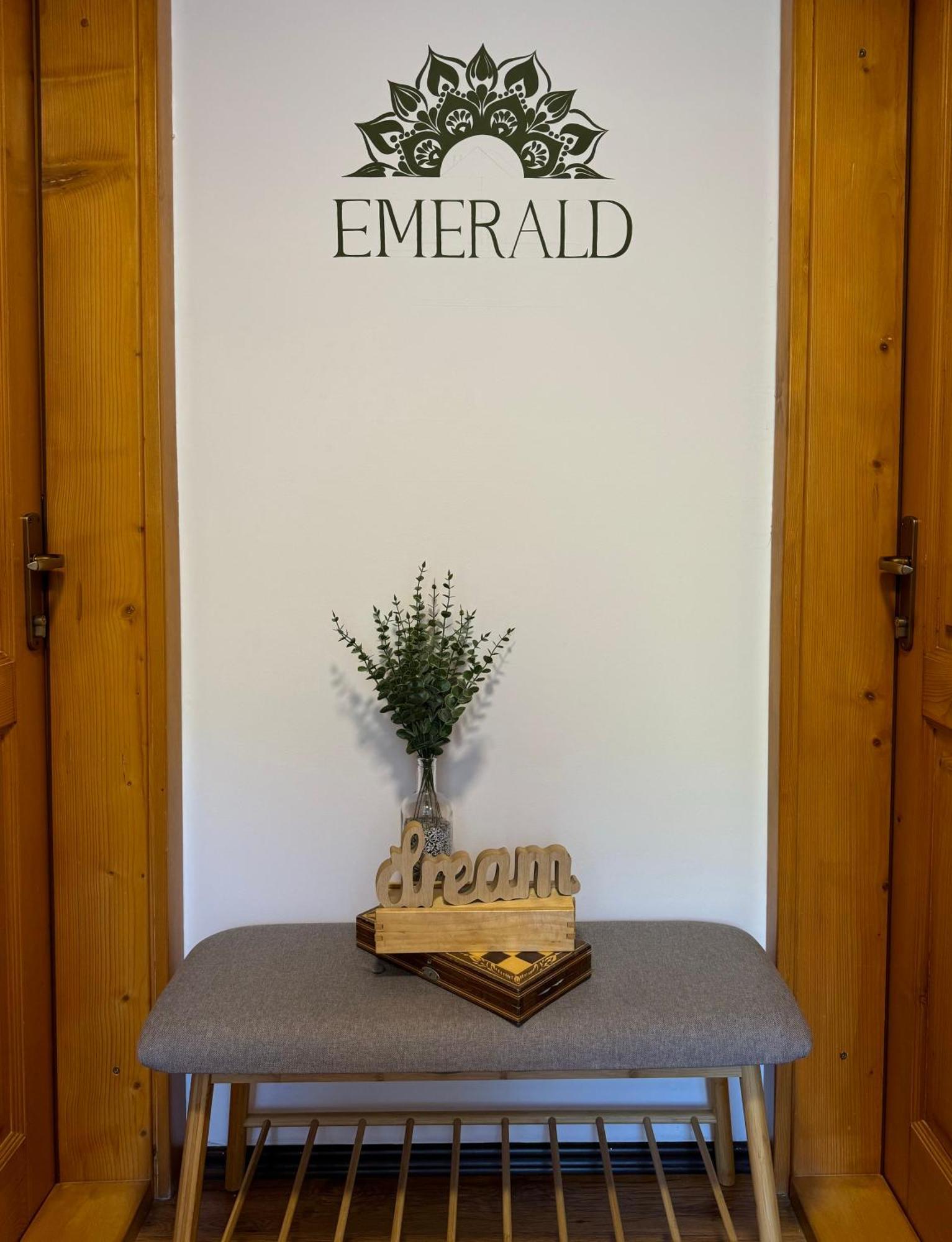 Emerald Chalet Прайд Екстериор снимка